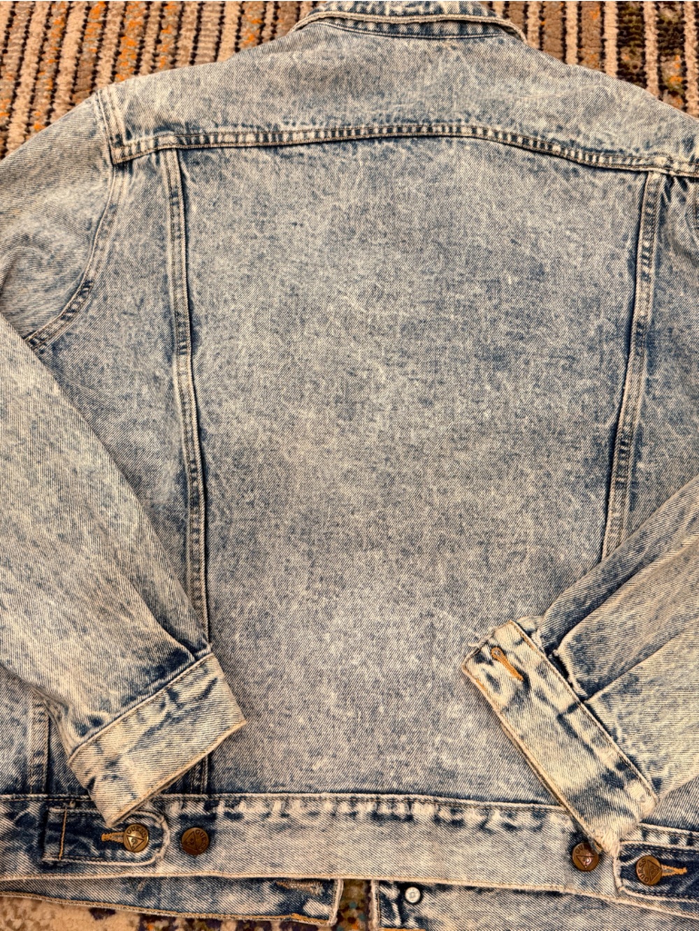 vintage Guess Georges Marciano denim jacket in a light acid wash - Picture 6 of 10